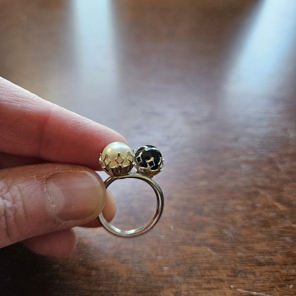 Black and white faux pearl silver ring. Size 5 to 6. - Picture 5 of 6